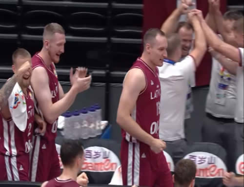 Jugadores de baloncesto Letones celebrando su victoria ante España